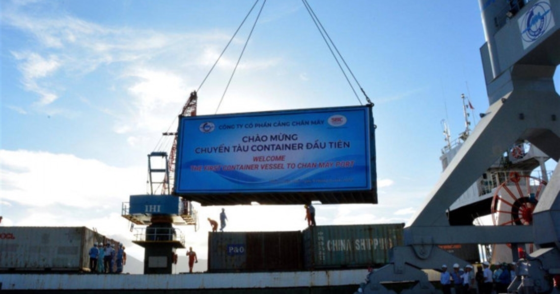Cảng Chân Mây đón chuyến tàu container tuyến quốc tế đầu tiên' alt=