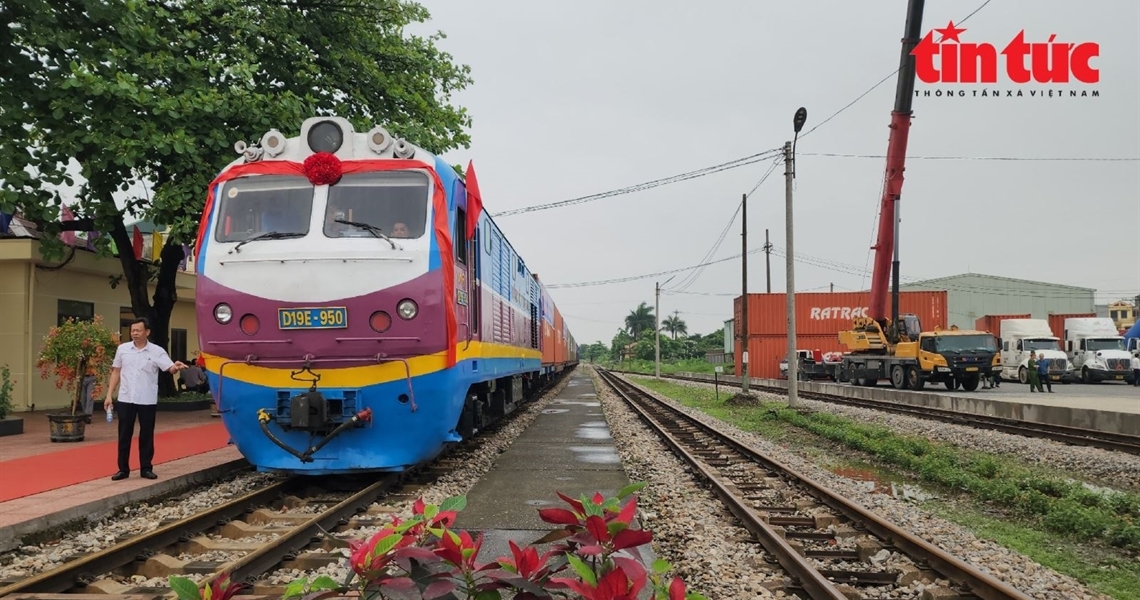 Ngành Đường sắt vận chuyển miễn phí hàng cứu trợ của nhân dân các tỉnh ra phía Bắc' alt=